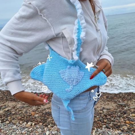 the manta ray bag 🌊🫧⊹₊｡ꕤ˚₊⊹ This is my favourite design ever, I'm so happy with how the bag turned out I think it's so cute <3 at some point I will be adding pearls and a remora fish charm but for now this is it !! If you are interested in owning your own manta bag please feel free to message me <3 I would love to offer customs for this bag and eventually sell a pattern cause this bag was super fun to make, it was freehanded and designed by me ⋆౨ৎ˚⟡˖ ࣪ swipe to the end to see the original... Free Manta Ray Crochet Pattern, Stingray Outfit, Manta Ray Crochet Pattern Free, Crochet Fish Bag, Crochet Manta Ray, Remora Fish, Freehand Crochet, Ocean Bag, Fish Bag