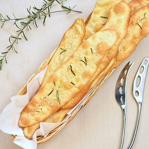 Rosemary Flatbread, Homemade Crackers Recipe, Airbnb Tips, Spent Grain, Savoury Crackers, Yummy Bread, Flat Breads, Savoury Biscuits, Bread Sticks