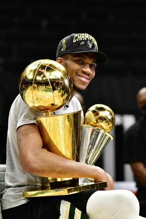 Basketball Magazine, Giannis Antetokounmpo Wallpaper, Nba Basket, Best Nba Players, Bola Basket, Giannis Antetokounmpo, Basketball Is Life, Basketball Photography, Bleacher Report