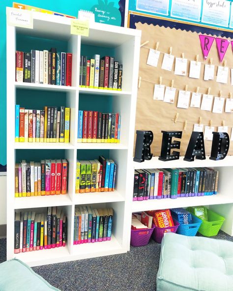 An easy and effective way to organize your middle school classroom library! Simple labels, bulletin boards, and ways to make your library a place where students are excited to come! School Library Classroom Management, Middle School Classroom Library, Library Orientation Middle School, Labeling Classroom Library, Classroom Library Leveled Books, Middle School Language Arts Classroom, Elementary Library Wall Quotes, Third Grade Ela, Class Library