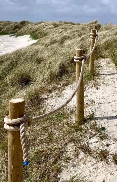 Tennis Bar, Forest Lounge, Rope Fence, Case Creole, Outdoor Handrail, Diy Outdoor Table, Nautical Crafts, Commercial Landscaping, Backyard Beach