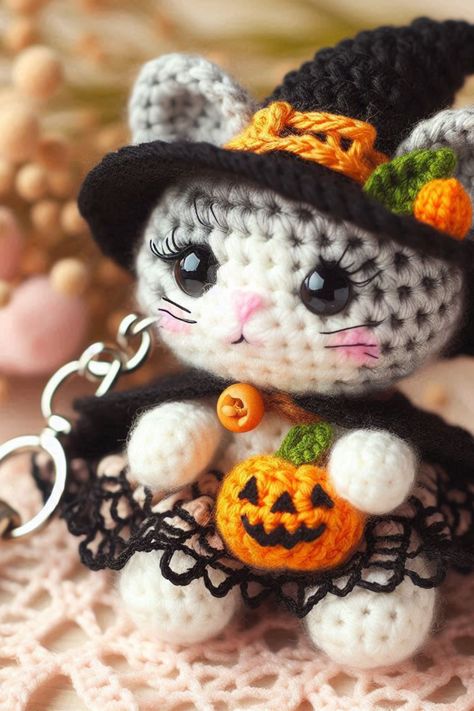 Create a Witch Cat Keychain in Crochet with this easy pattern. A perfect Halloween accessory for your keys or bag! Crochet Halloween Cow Pattern, Crochet Patterns For Keychains, Crochet Cat Stuff, Crochet Bag Charm Free Pattern, Halloween Amigurumi Free Pattern, Crochet Halloween Patterns Free, Crochet Fall Decor, Crochet Witch, Knitting Patterns Free Dog