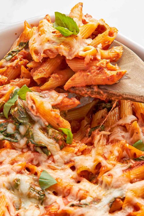 The Easiest Way To Make Penne Alla Vodka Is in the Oven Best Penne Alla Vodka Recipe, Vodka Penne Pasta, Pink Pasta, Penne Alla Vodka, Baked Penne, Pink Sauce, Vodka Pasta, Alla Vodka, Vodka Recipes