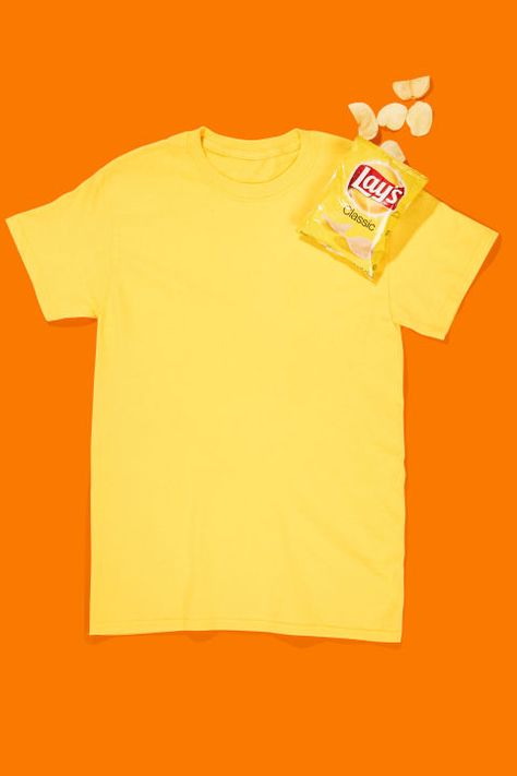 Chip on Your Shoulder: Be the punniest person at the Halloween party by hot-glueing a snack-size bag of Lay's potato chips to a yellow T-shirt.This costume offers versatility and is total customizable so that you can use your favorite chip.Find more easy, fun and inexpensive last minute DIY Halloween costumes here. Chip Costume, Easy Last Minute Costumes, Punny Halloween Costumes, Clever Costumes, Diy Halloween Costumes For Women, Homemade Halloween Costumes, Last Minute Costumes, Diy Halloween Costumes Easy, Potato Chip