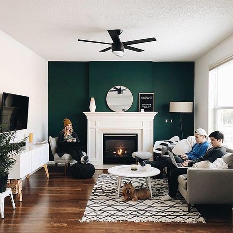 Living room with fireplace and accent wall Emerald House, Green Walls Living Room, Dark Green Living Room, Colorful Walls, Green Accent Walls, Cosy Living, Accent Walls In Living Room, Cosy Living Room, Green Walls