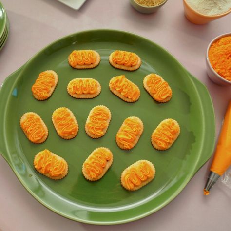 Food Network Appetizers, Spray Cheese, Cheddar Cheese Powder, Cheese Whiz, Crackers Recipe, Butter Crackers, Cheese And Crackers, Cheese Powder, Cracker Recipes