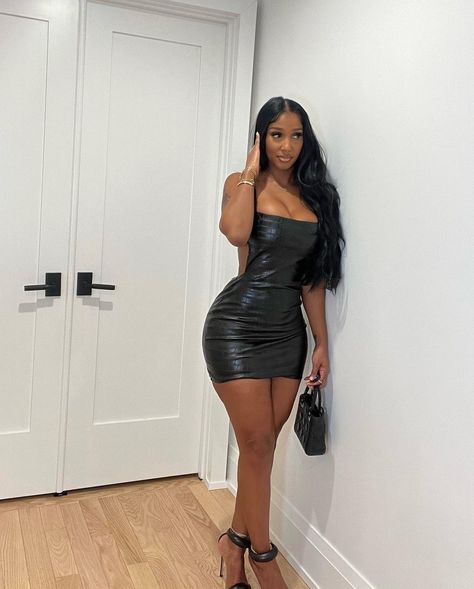 Bernice Burgos | She’s ready 🖤 @fashionnova | Instagram Elegant Bodycon Dress, Backless Dress Short, Mini Tube Dress, Strapless Bodycon Dress, Bodycon Cocktail Dress, Leather Mini Dress, Looks Black, Backless Mini Dress, Leather Dress