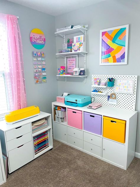 Tool Box Craft Storage, Yarn Room Storage, Lego Craft Room, Craft Room Office Organization, Preppy Studio Apartment, Iridescent Office Decor, Arts And Crafts Room For Kids, Cute Art Room Ideas, Pastel Craft Room