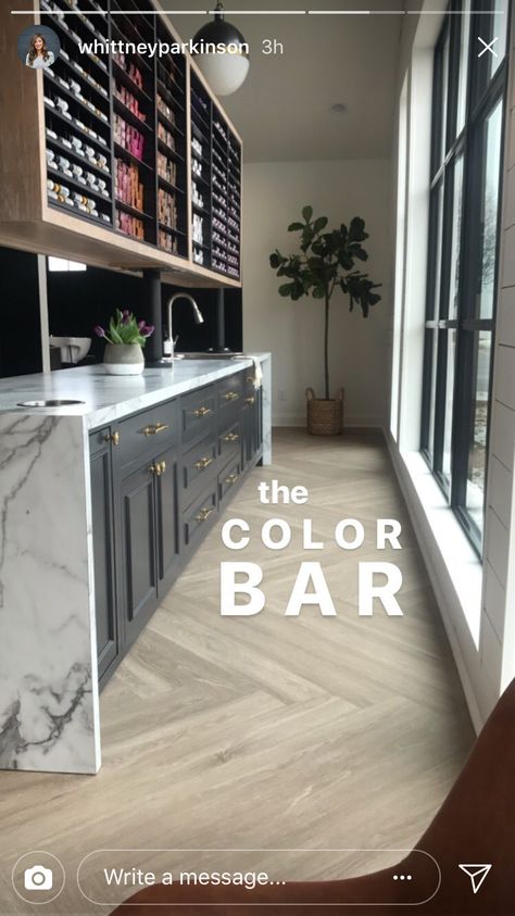 - #decoracion #homedecor #muebles Salon Color Bar, Organic Hair Salon, Salon Design Ideas, Home Hair Salons, Spa Room Decor, Hair Salon Design, Hair Salon Interior, Salon Suites Decor, Barbershop Design