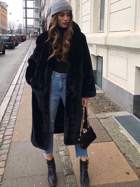 5e1b18c4c6a6d31695acbae3fd70ecc6 Black Fur Coat Outfit, Faux Fur Coats Outfit, Fur Coat Outfit, Winter Mode Outfits, Black Fur Coat, Beanie Outfit, Black Faux Fur Coat, Trendy Outfits Winter, Coat Outfit