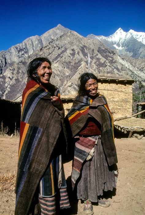 Women in village of Murwa wear distinctive “Dolpo blankets”, Shey Phoksumdo National Park, Dolpo region, Nepal, 1990. Nepal Aesthetic, Tibetan Fashion, Nepal Fashion, Nepal People, Travel Nepal, Nepal Culture, Himalayas Mountain, Crystal Mountain, Orange Moon