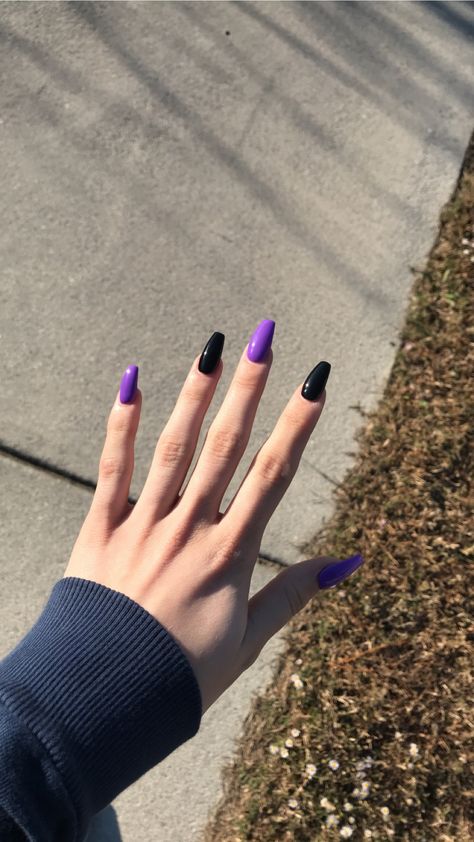 Black And Purple Nails Simple, Purple Nails And Black, Cute Purple And Black Nails, Black Nails With Purple Accent, Simple Nails Lavender, Purple Black Nails Ideas, Pastel Purple And Black Nails, Small Purple Nails, Black Purple Nails Ideas