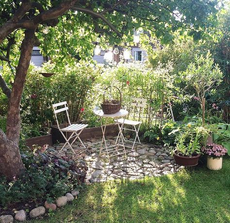 Front Garden Entertainment Area, Small French Garden, Garden Sitting Areas, Backyard Garden Layout, Cottage Garden Design, Have Inspiration, French Garden, Garden Landscape, Garden Seating