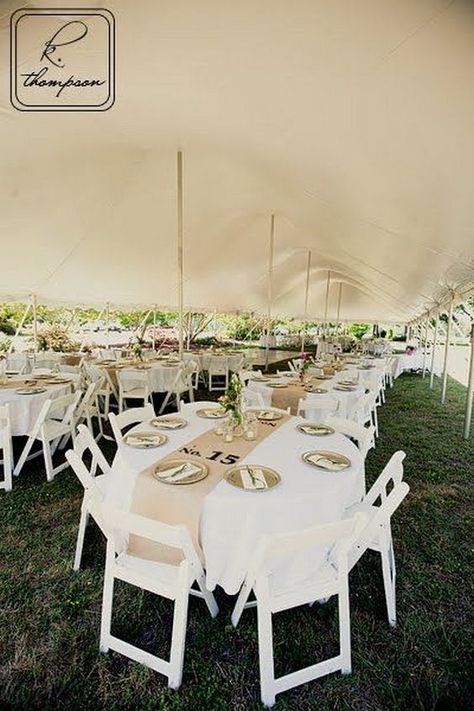 Round Wedding Table Decor Wedding Centerpiece Ideas Round Wedding Tables, Wedding Burlap, Wedding Favor Table, Burlap Runners, Diy Wedding Table, Table Arrangements Wedding, Design Japonais, Table Clothes, Shabby Chic Table