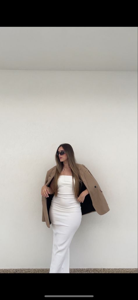 White dress blazer photo aesthetic Outfits Con Blazers, Bodycon Dress With Jacket, Dress With Blazer Outfit, Long Blazer Outfit, Dress With Blazer, White Silk Dress, Dress Blazer, Outfit Photo, Creative Poses