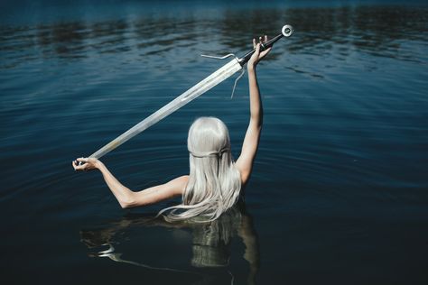 Female Knight Aesthetic, Fantasy Elf Aesthetic, Blonde Warrior Woman, Freyja Aesthetic, Knight Photoshoot, Fantasycore Aesthetic, Water Editorial, Roi Arthur, Lady Of The Lake