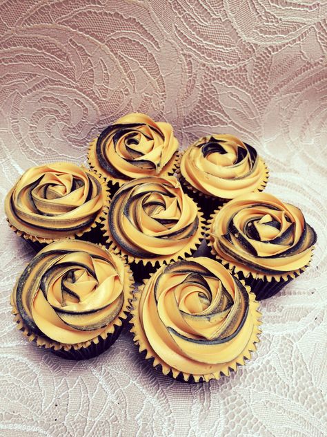 Gold & Black Rose Swirl Cupcakes | 100 donated Cupcakes to Black Diamond Events Management fundraiser over Easter 2016. Lemon sponge topped with rich chocolate ganache on the black ones and Vanilla frosting on the gold with black swirl ones. Rose Gold Cupcakes, Gold Icing, Black And Gold Cake, Black Cupcakes, Swirl Cupcakes, Yellow Cupcakes, Lemon Sponge, Gold Dessert, Gold Cupcakes