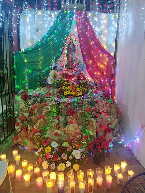 Día de la virgen de Guadalupe #altar #decoracion Altar Para La Virgen Ideas, Guadalupe Altar, Virgin Maria, Altar Catholic, Home Altar Catholic, Church Altar Decorations, Holguin, Mexican Culture Art, Home Altar