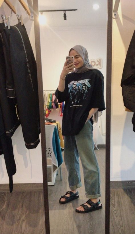 Outfit Jeans Hijab, Jeans Outfit Hijab, Ootd Hijab Casual Simple, Outfit Konser, Sweater Ootd, Ootd Jeans, Ootd Hijab Style, Outfit Korean Style, Modern Hijab Fashion