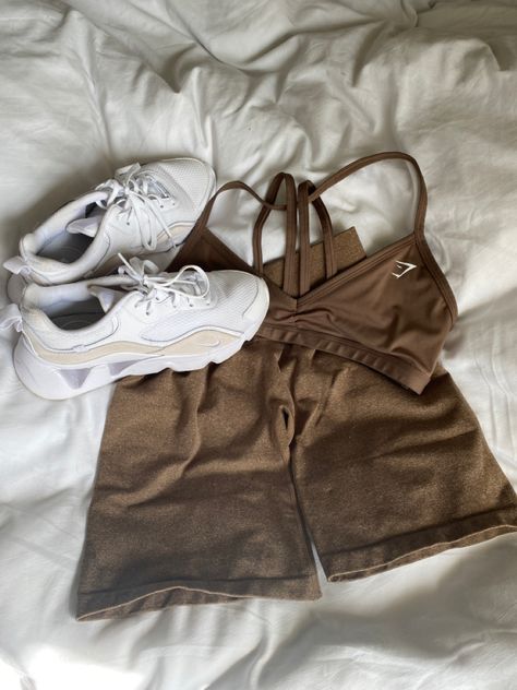 Gym Clothes Gymshark, Brown Gym Aesthetic, Gym Outfit Inspo Women, Gymshark Sets, Gym Shark Aesthetic, Brown Gym Outfit, Gym Clothes Organization, Gymshark Fits, Gymshark Outfit Women