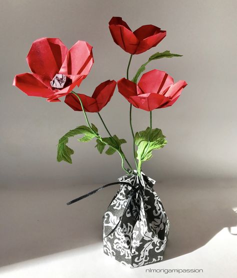 Red poppies by nlmorigamipassion Origami Bouquets, Small Origami, Origami Flower Bouquet, Origami Bouquet, Paper Roses Diy, Small Flower Arrangements, Paper Flower Arrangements, Origami And Kirigami, Paper Wall Hanging