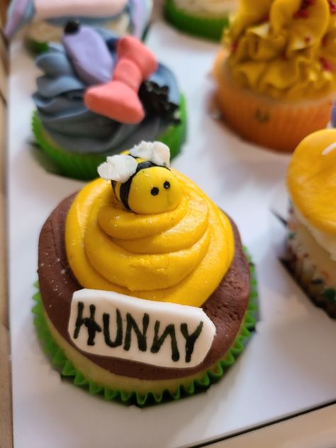 Hunny pot cupcake. Winnie the Pooh Pooh Themed Cupcakes, Classic Winnie The Pooh Cupcakes, Winnie The Pooh Cupcakes, Hunny Pot Cupcakes Winnie The Pooh, Winnie The Pooh Honey Pot Cake, Winnie The Pooh Hunny Pot Cake, Baby E, Fondant Cupcakes, Baby Shower Cupcakes