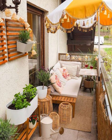 22 Balcony Privacy Ideas for Every Space Diy Lattice Privacy Screen, Balcony Privacy Ideas, Balcony Flower Box, Home Decor 2023, Cozy Balcony, Privacy Ideas, Shein Home Decor, Balcony Privacy, Diy Balcony