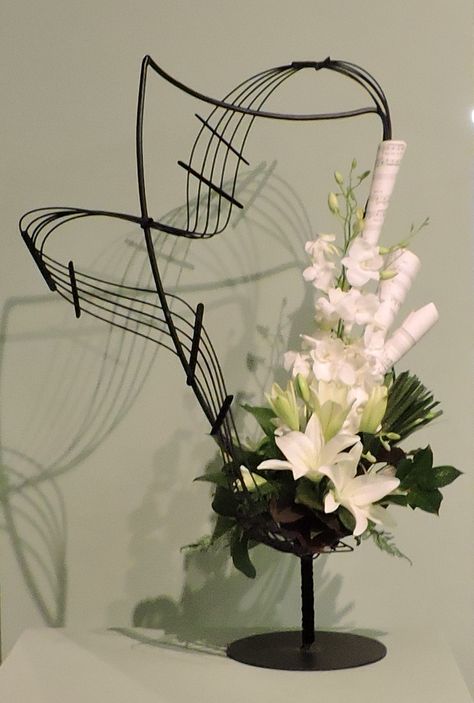 Music Flower Arrangements, Music Themed Decor, Contemporary Flower Arrangements, Floral Art Arrangements, Irish Crafts, Wedding Planning Decor, Floral Art Design, Creative Flower Arrangements, Memorial Flowers