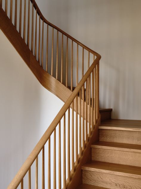 Atterbury Estate — Forden and Co Wood Stair Banister, Wood Stair Risers, Simple Wood Stair Railing, Spindle Ideas Staircase, Traditional Modern Staircase, Floor To Ceiling Stair Railing, All Wood Stairs, Midcentury Modern Stair Railings, Railings For Stairs Wood