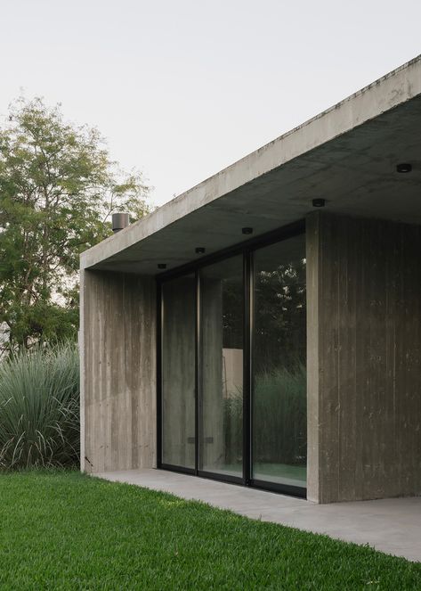 Concrete House Interior Design, Minimal Architecture House, Concrete House Interior, Concrete House Exterior, Brutalist House, 3d Printed House, Concrete Patio Designs, Concrete Facade, Minimal Architecture