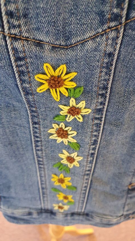 Hand Embroidered Sunflower Denim Jacket. Sunflower Embroidery Designs, Jean Jacket Embroidery Ideas, Denim Jacket Embroidery Ideas, Sunflower Jacket, Jean Jacket Embroidery, Mending Jeans, Embroidered Sunflowers, Denim Jacket Embroidery, Embroidery Jeans Jacket