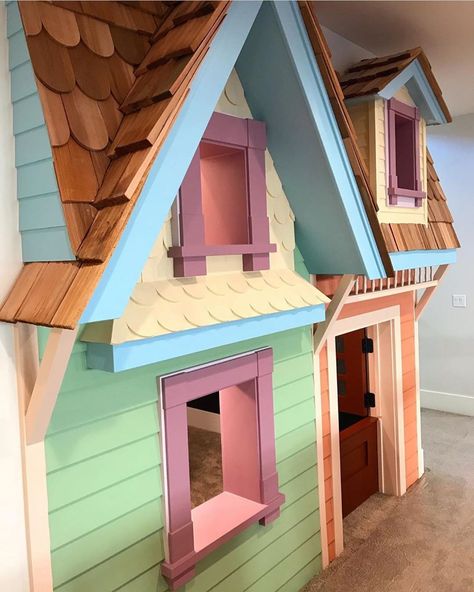 ♡ @luvfromdisney built the most awesome UP inspired playhouse under their stairs ♡ Disney At Home, Under The Stairs, Disney Up, Dream Cottage, Up House, Disney Home, Under Stairs, Play Houses, Baby Room