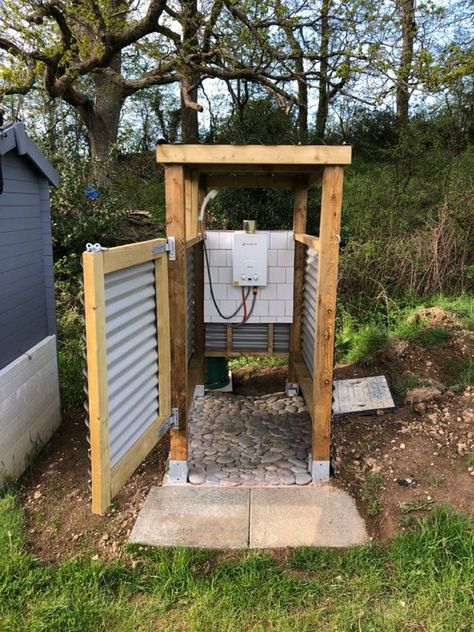 Outside Showers, Outdoor Shower Enclosure, Outdoor Shower Diy, Outdoor Bathroom Design, Outdoor Toilet, Front Porch Ideas Australia, Outdoor Bath, Front Porch Ideas Curb Appeal, Summer Mantle Decor