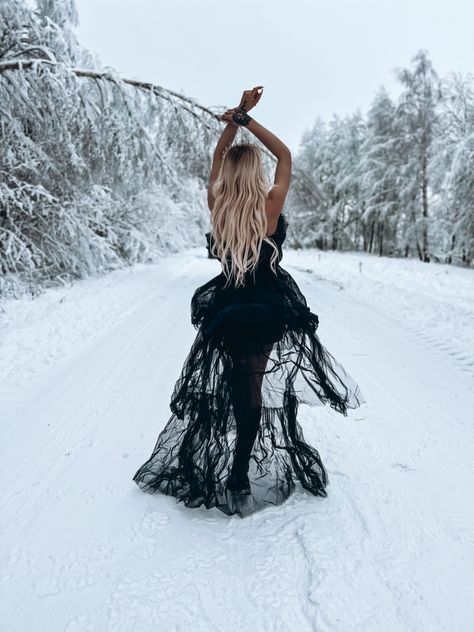 40th Birthday Photo Shoot Ideas Winter, Snowy Winter Photoshoot, Rip To My 20s Photoshoot With Friends, Winter Solstice Photoshoot, Winter Dress Photoshoot, Goth Christmas Photoshoot, Outdoor Winter Photoshoot Ideas, Winter Birthday Photoshoot Women, Winter Snow Pictures