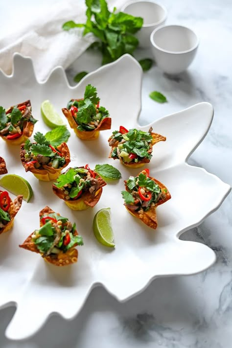 Asian Duck Salad Wonton Cups Asian Canapes Ideas, Salad Wonton Cups, Thai Appetizers, Fancy Dinner Ideas, Duck Salad, Creative Appetizers, Dinner Party With Friends, Wonton Cups, Special Occasion Dinner