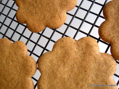 Crispy spice cookies cut into flower shapes, resting on a cooling rack. Windmill Cookies, Dutch Cookies, Dutch Recipes, Spice Cookies, Cut Out Cookies, Shaped Cookie, Food Printables, Healthy Dessert, Cookie Bars