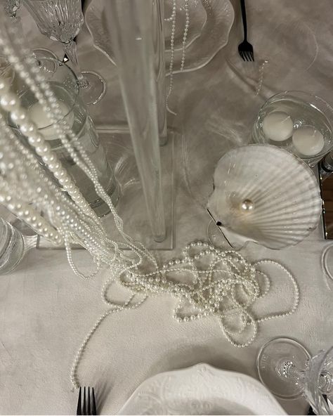 Chrome Wedding Decor, Pearls Centerpiece Ideas, Pearl Table Runner Wedding, Pearl Themed Party Decor, Pearl Decorations Party, Pearl Birthday Theme, Blue And Pearl Wedding, Pearl Party Decorations, Pearls Wedding Decor