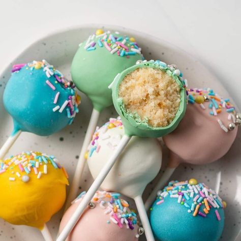 Easy Cake Pops, Pops Recipes, Easter Cake Pops, Peanut Brittle Recipe, Cookie Bakery, Cake Pops How To Make, Spring Cake, Cake Pop Recipe, Easter Baking