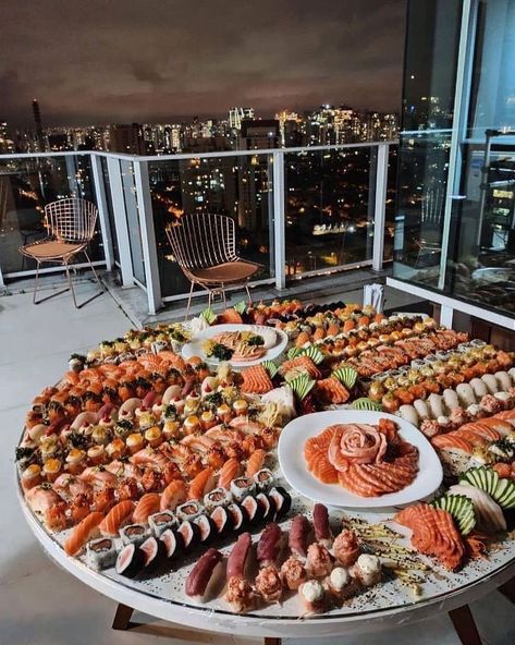 This Mega Sushi Party Platter Sushi Buffet, Sushi Dinner, Sushi Party, Sushi Platter, Sushi Night, Luxury Food, Sushi Recipes, Food Goals, Food Platters