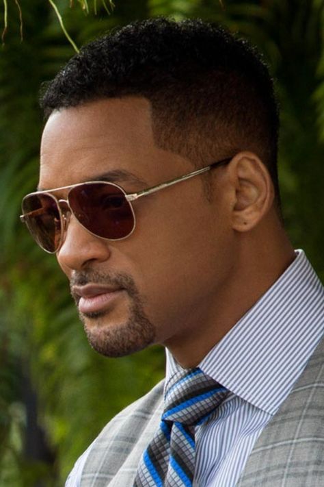 Immerse yourself in the stylish world of "Focus" as Will Smith captivates the screen, adorned in sunglasses and a dapper striped shirt and tie. With his suave temple fade haircut, he exudes confidence and sophistication, embodying the allure of his character in this thrilling romantic comedy. Will Smith Haircut, Will Smith Actor, Modern Undercut, Reggae Art, High Top Fade, Jay Kay, Bald Look, Best Haircuts, Black Men Hairstyles