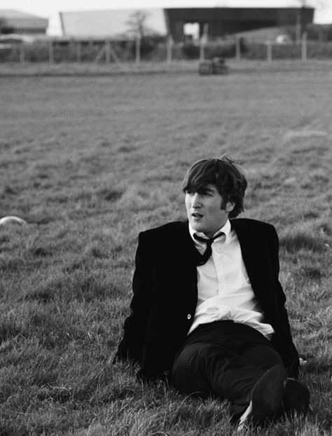 John Lennon on the grass John Lemon, John Lennon Paul Mccartney, Beatles Photos, John Lennon Beatles, Beatles Pictures, Sir Paul, Beatles John, The Fab Four, Yellow Submarine