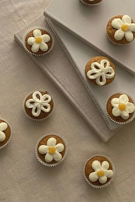 Daisy Cupcakes, Aesthetics Art, Food Collection, Pretty Dessert, Cute Baking, Think Food, Köstliche Desserts, Cute Desserts, Pretty Cakes