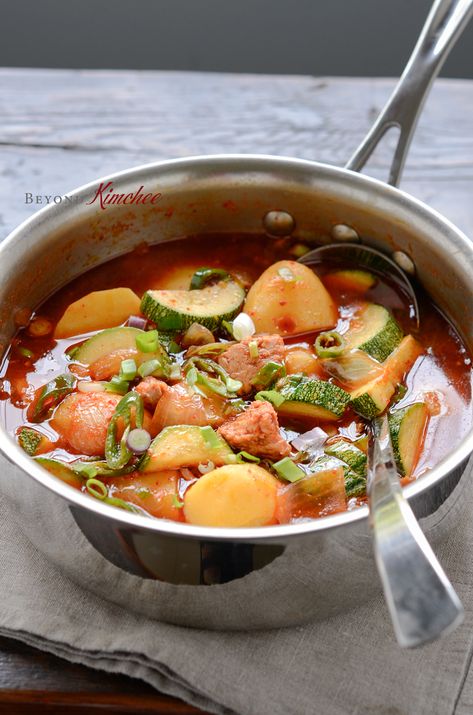 A canned tuna makes a delicious spicy Korean stew with potato and zucchini. Korean Stews, Tuna Soup, Tuna Potato, Potato And Zucchini, Easy Tuna Recipes, Asian Fish Recipes, Korean Soup, Potato Stew, Korean Food Recipes