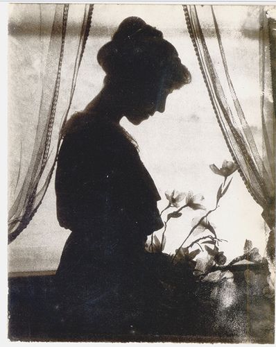 Gertrude Käsebier, "Silhouette", c. 1915, Gum Bichromate Print, Worcester Art Museum Collection, Sarah C. Garver Fund. by amwestphoto, via Flickr Grete Stern, Clarence White, Portrait Vintage, Old Photography, Famous Photographers, Vintage Portraits, Museum Collection, White Photo, Vintage Photographs