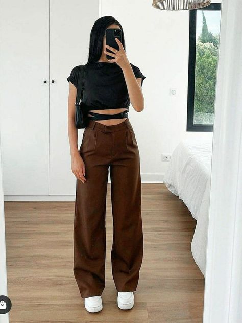 Brown Korean Pants Outfit, Brown Jeans Outfit Women, Brown Casual Outfit, Brown Wide Leg Pants Outfit, Brown Jeans Outfit, College Outfits Korean, Wide Pants Outfit, Baggy Pants Outfit, Loose Pants Outfit