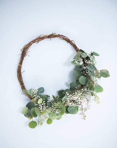 Minimalist Flower Wreath, Wreath Backdrop, Bedroom Wreath, Modern Wreaths, Wire Wreaths, Eucalyptus Diy, Plant Wreath, 2026 Wedding, Pressed Flower Crafts