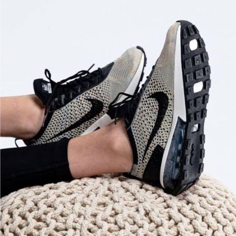 New In Box Tennis Shoes For Tennis, Feminine Sneakers, Womens Nike Sneakers, Nikes Womens, Nike Shoes Women Fashion, Ladies Sneakers, Flyknit Racer, Cozy Shoes, Scrubs Outfit