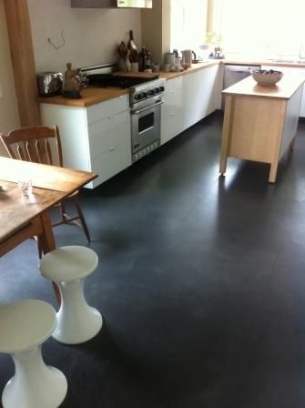 polished concrete floors over under floor radiant heat system Black Epoxy Garage Floor, Garage Floors Diy, Epoxy Garage Floor, Basement Flooring Options, Garage Boden, Black Concrete, Garage Floor Epoxy, Concrete Floor, Basement Flooring