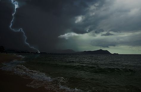 Lightning storm over the ocean! Lightning Ocean, Sea At Night, Pictures Of Lightning, Ocean Storm, Scenic Pictures, The Occult, Stormy Night, Stormy Sea, Thunder And Lightning