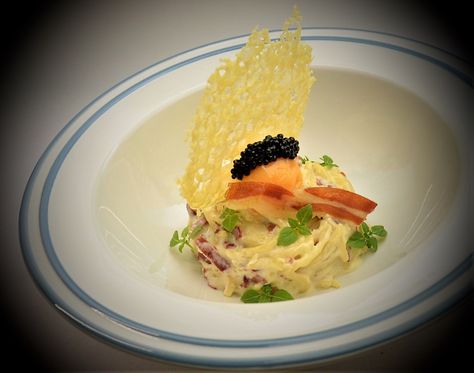 Carbonara 'Royale' Carbonara Pasta Plating, Noodle Decoration Ideas, Carbonara Plating, Pasta Plating Ideas, Spaghetti Plating, Pasta Plating, Fettucini Carbonara, Baking Supplies Storage, Food Presentation Plates